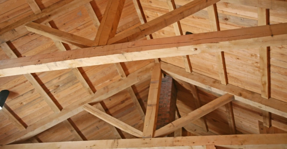 drewniany spód dachu