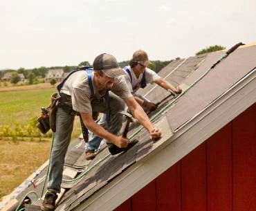 mężczyźni wykonujący pracę na dachu