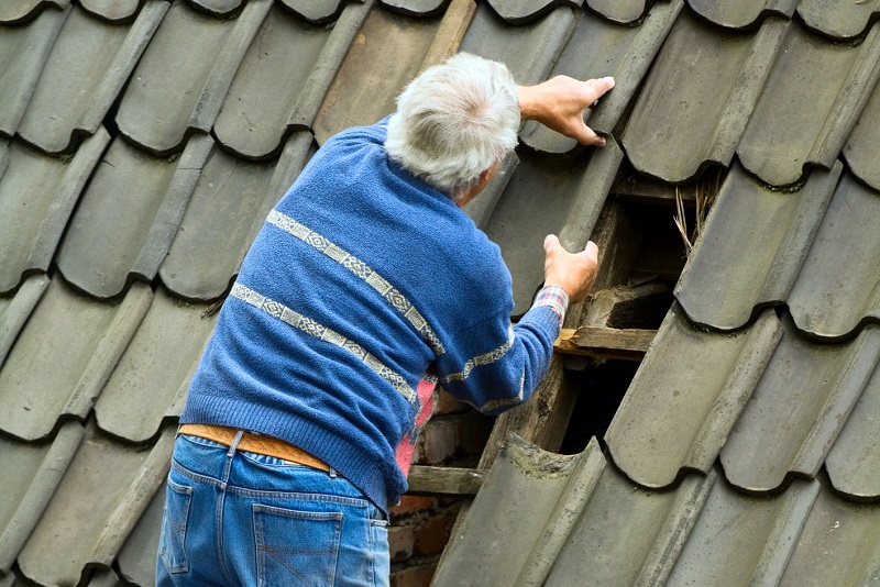 naprawianie dachu